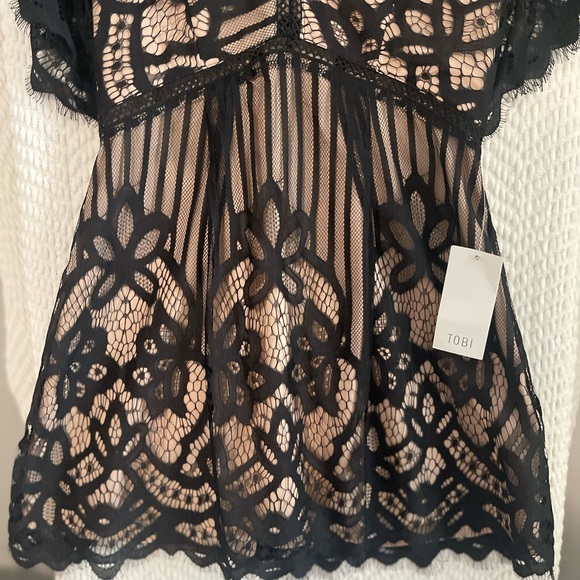 TOBI: NWT Black and Cream Flutter Sleeve Plunging Neckline Lace Mini Dress Small - Picture 4 of 7